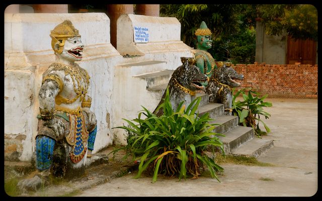 Figures at Wat Wisunalat
