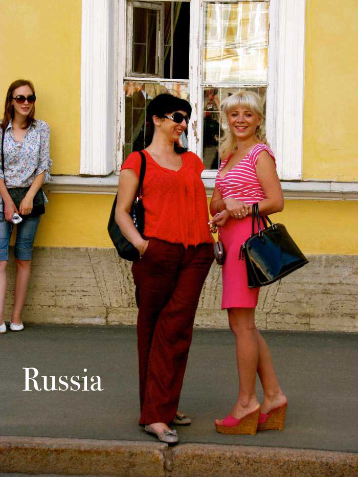 ladies-at-peterhof,-russia