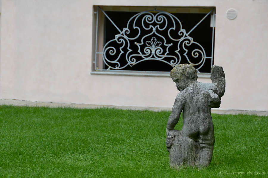 Casa degli Atellani Milan Garden Statue