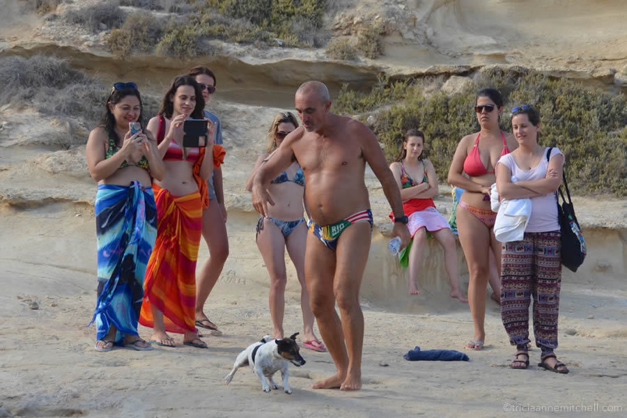 titti-diving-dog-malta-paparazzi