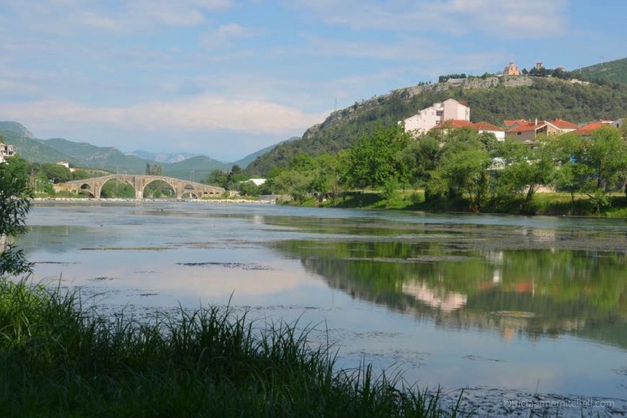 In Trebinje, the 16th-century Arslanagic Bridge spans the River. Up on the hill is the Hercegovačka Gračanica Monastery.