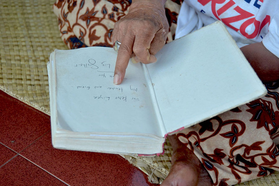 Ketut Liyer, Elizabeth Gilbert Signature in Book Ketut Liyer holds Elizabeth Gilbert's book.