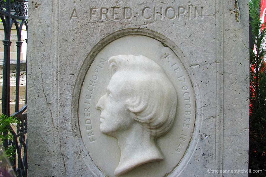 Close-up of the white headstone of Frederic Chopin. It reads: "A Fred Chopin. Frederic Chopin. + Le 17 Octobre 1849."