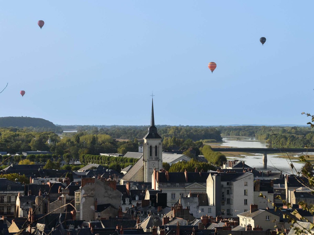 Castle Strolls & Hot-Air Balloon Flyovers in Saumur,&nbsp;France