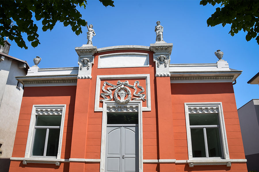 An ornate red building in Spilimbergo.