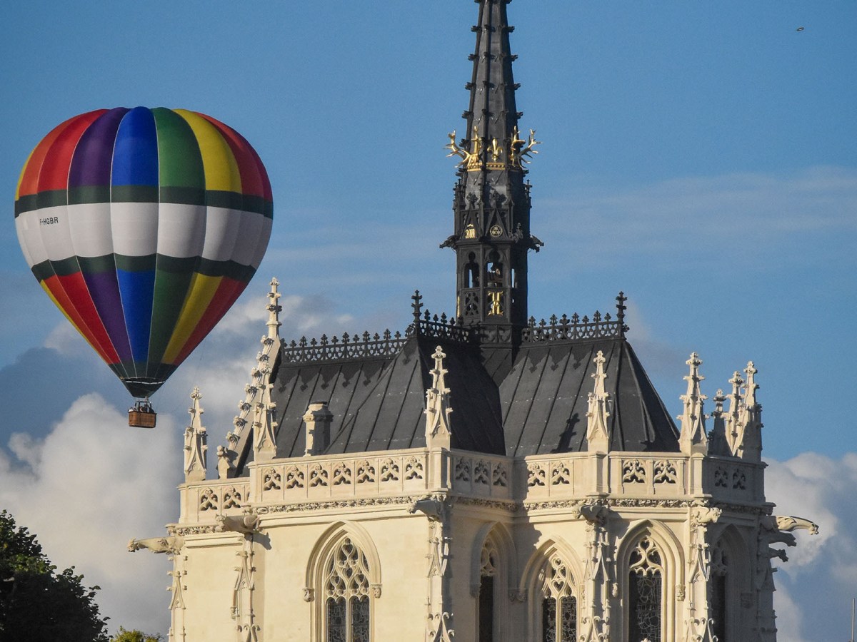Photo du Jour: A Hot Air Balloon Soars Over Leonardo da Vinci’s Resting Place in Amboise,&nbsp;France